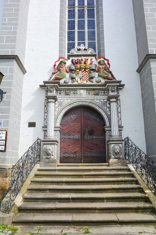 Eingangstor der spätgothischen Hallenkirche in Rudolstadt
